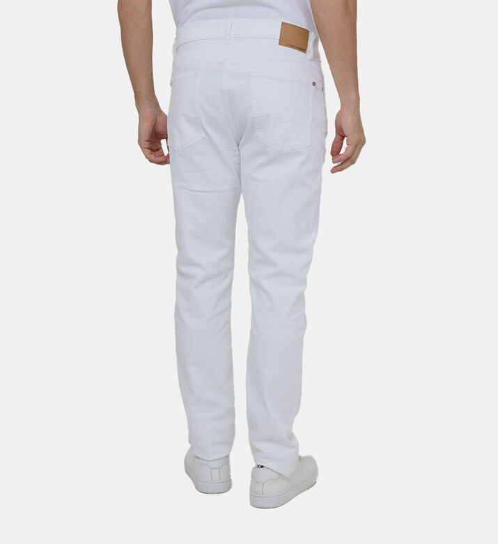 بنطال جينز بخصر متوسط وقصّة ضيقة