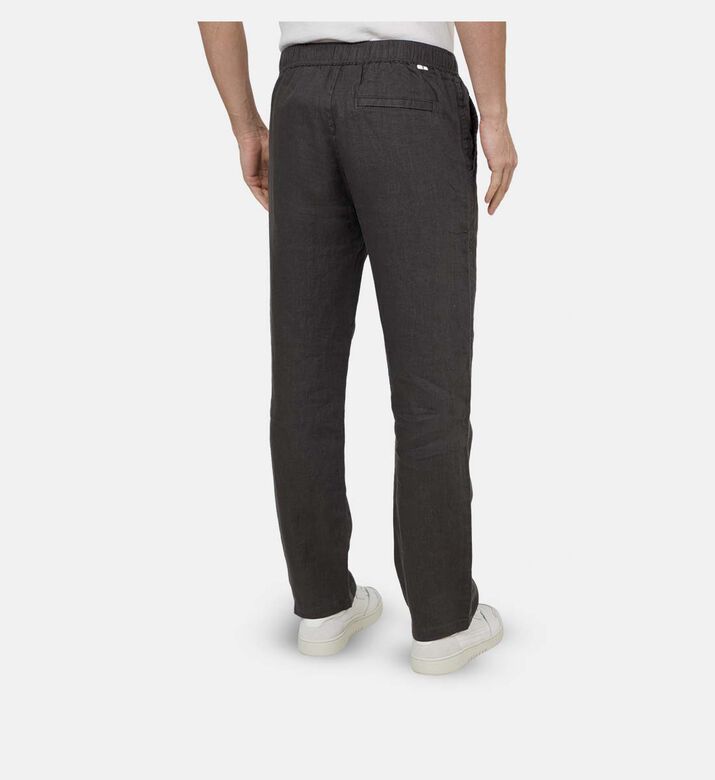 بنطال بقصّة عادية وأرجل مستقيمة