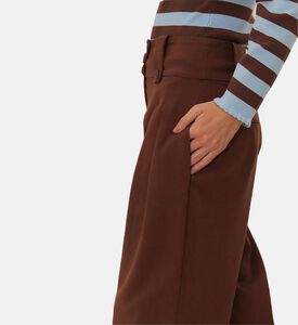 بنطال بني عالي الخصر بأكمام بأزرار