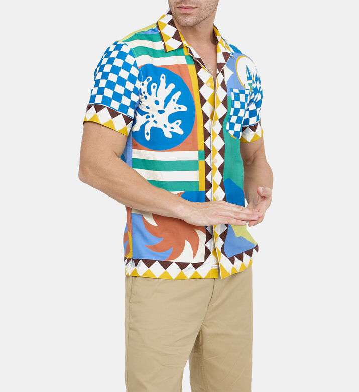 قميص قصير الأكمام بنقوش ملونة قميص قصير الأكمام بنقوش ملونة