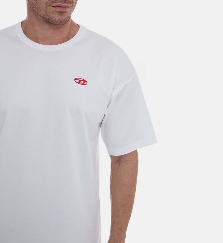 تيشيرت بياقة دائرية وشعار مطرز تيشيرت بياقة دائرية وشعار مطرز