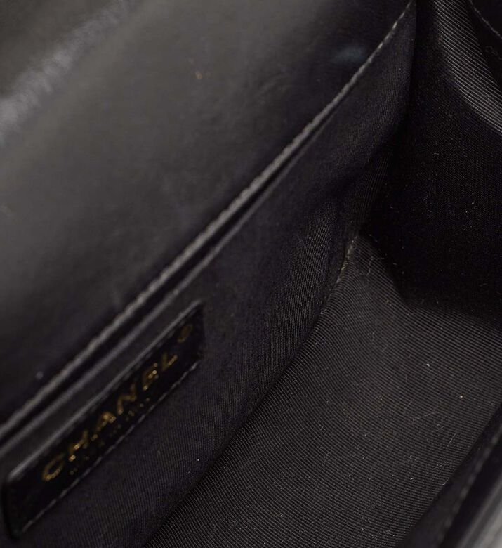 حقيبة شانيل بوي متوسطة الحجم بجلد مبطّن بغطاء قلاب مملوكة مسبقًا