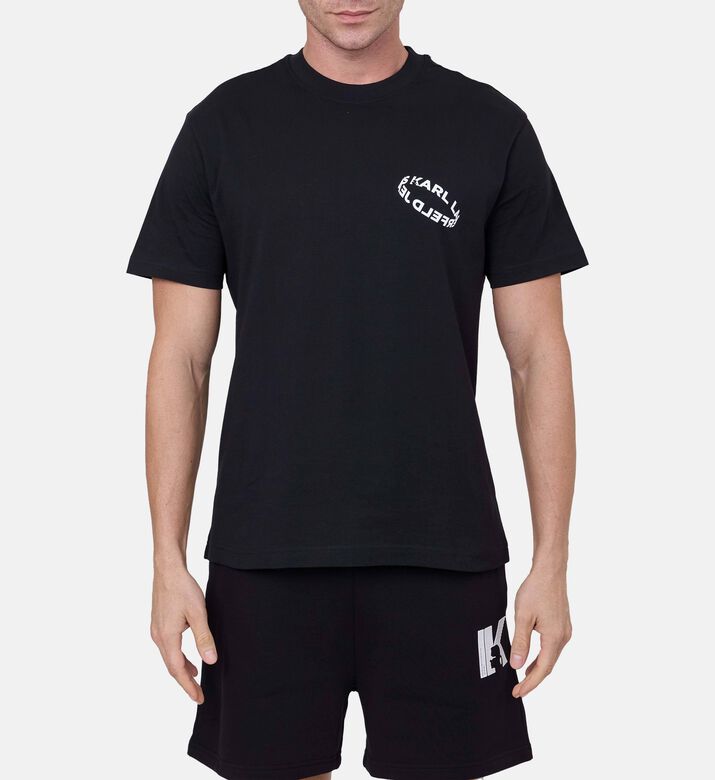 تيشيرت قصير الأكمام بياقة دائرية وشعار فني تيشيرت قصير الأكمام بياقة دائرية وشعار فني