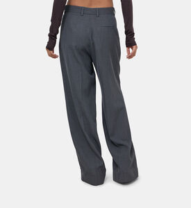 بنطال بخصر عالٍ وأرجل واسعة