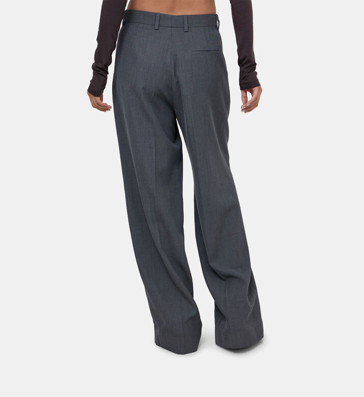 بنطال بخصر عالٍ وأرجل واسعة