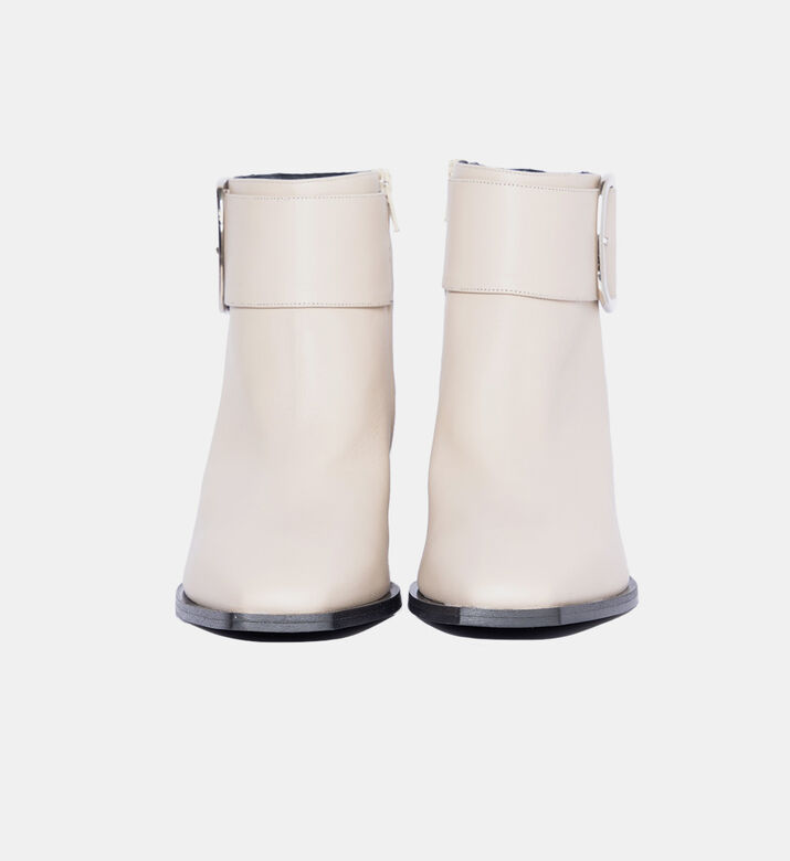 جزمة بإغلاق بإبزيم ضخم