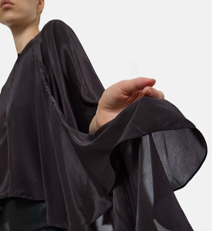 Mes Demoiselles Cape, Model View