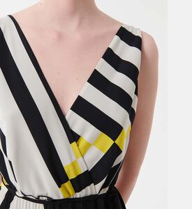 فستان بطيات بطبعات هندسية