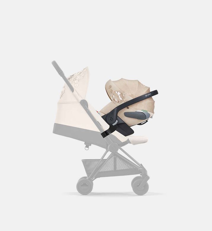 عربة أطفال بغطاء واقٍ من المطر