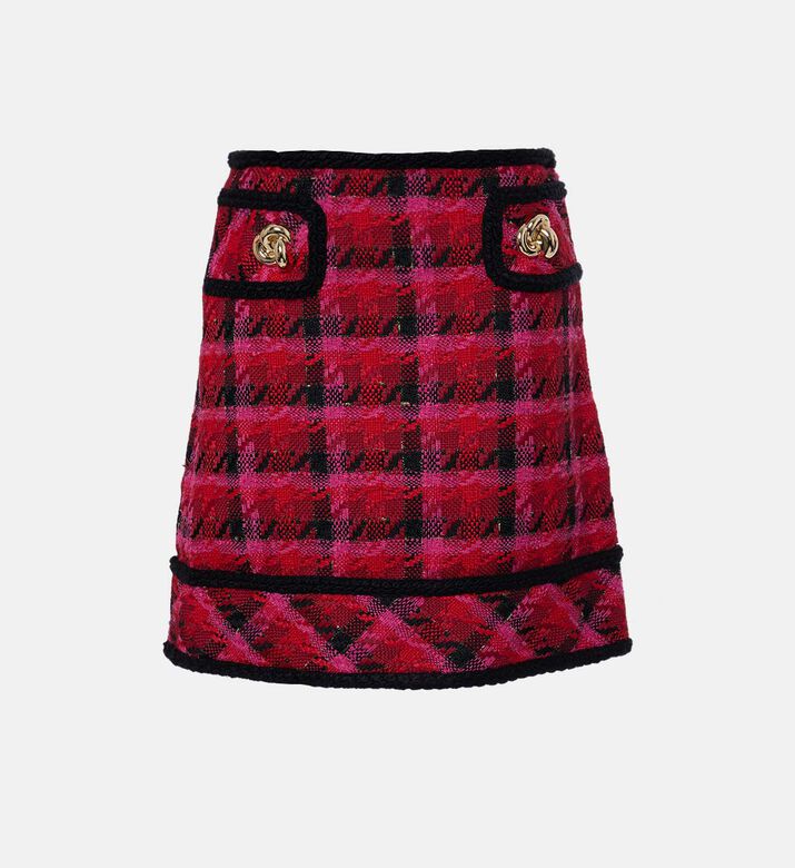 تنورة قصيرة بأزرار ذهبية