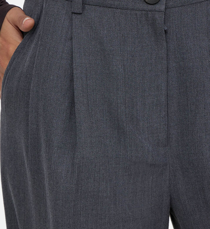 بنطال بخصر عالٍ وأرجل واسعة