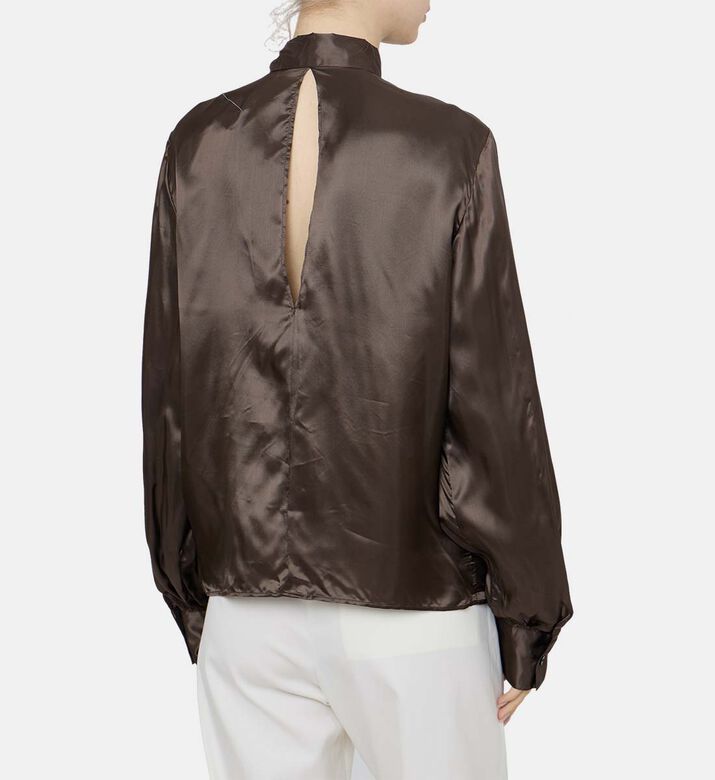 قميص بأكمام طويلة وربطة عنق فسكوز