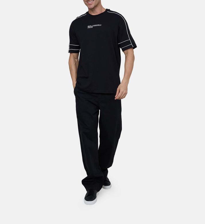 تيشيرت مزين بتفاصيل دقيقة تيشيرت مزين بتفاصيل دقيقة