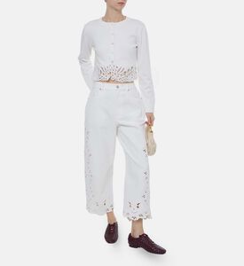 بنطال واسع بزخارف زهرية مطرزة