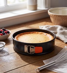 Le Creuset Round Springform Cake Pan, Black, 24-cm, Model View