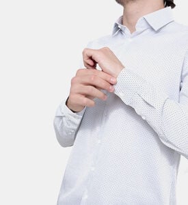 قميص بياقة بقصة ضيقة بنقشة أحرف الماركة