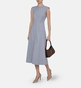 فستان واسع بياقة دائرية وبدون أكمام