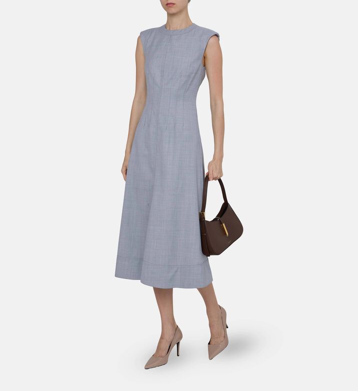 فستان واسع بياقة دائرية وبدون أكمام فستان واسع بياقة دائرية وبدون أكمام