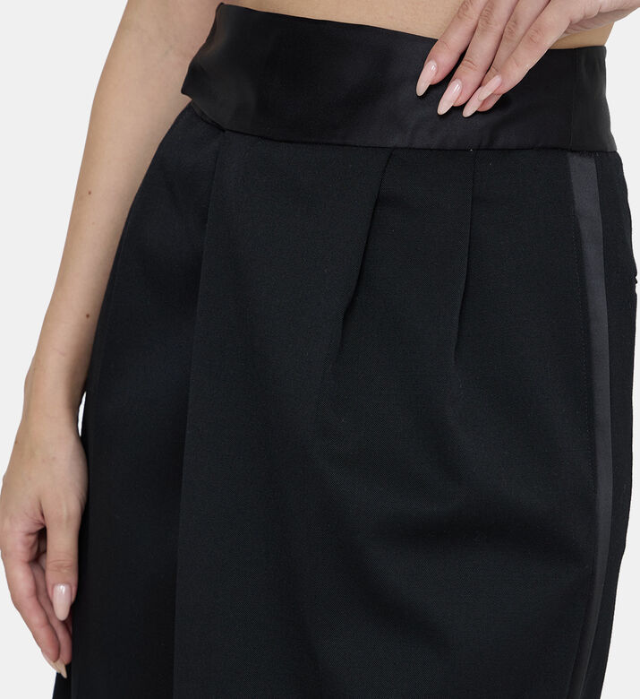 تنورة بشق أمامي