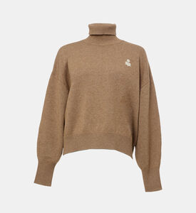 كنزة ناشا بتطريز شعار