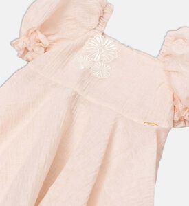 فستان بأكمام منفوشة وزخارف زهرية