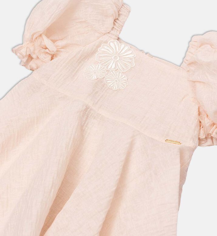 فستان بأكمام منفوشة وزخارف زهرية