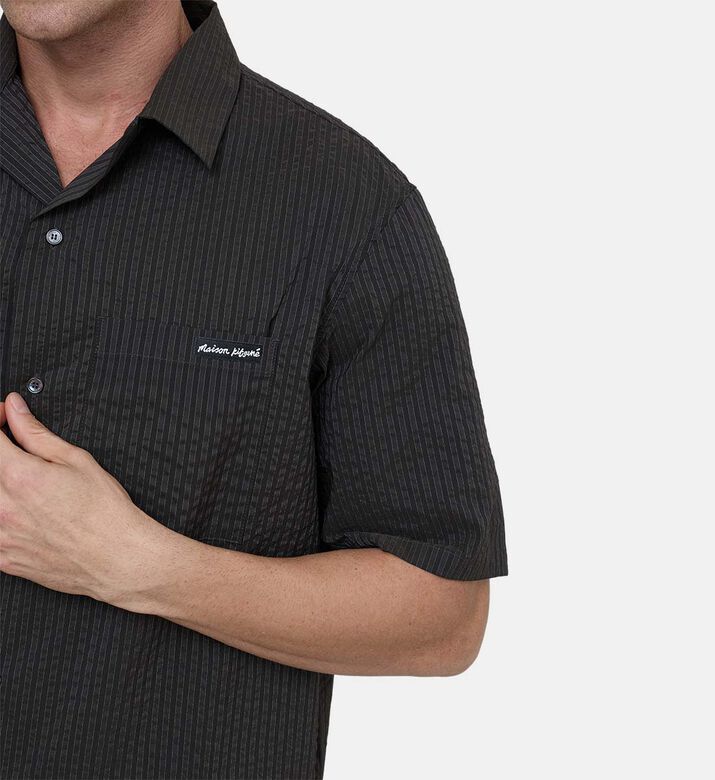 قميص قصير الأكمام بنقشة مزخرفة وشعار مطرز قميص قصير الأكمام بنقشة مزخرفة وشعار مطرز