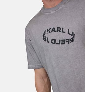 تيشيرت مريح بقصّة واسعة ومظهر مغسول