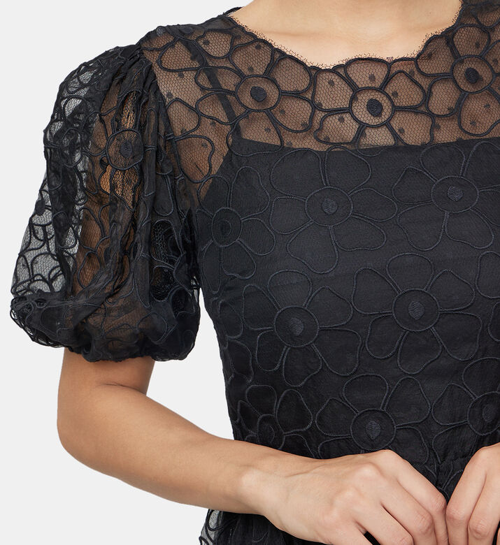 فستان متوسط الطول بأكمام منتفخة من الحرير والتول