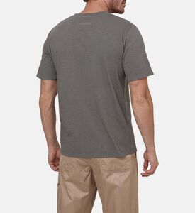 تيشيرت قصير الأكمام برقعة شعار داكن