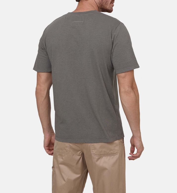 تيشيرت قصير الأكمام برقعة شعار داكن