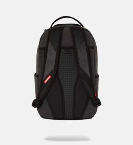 حقيبة ظهر بشكل سمكة قرش من مواد معاد تدويرها