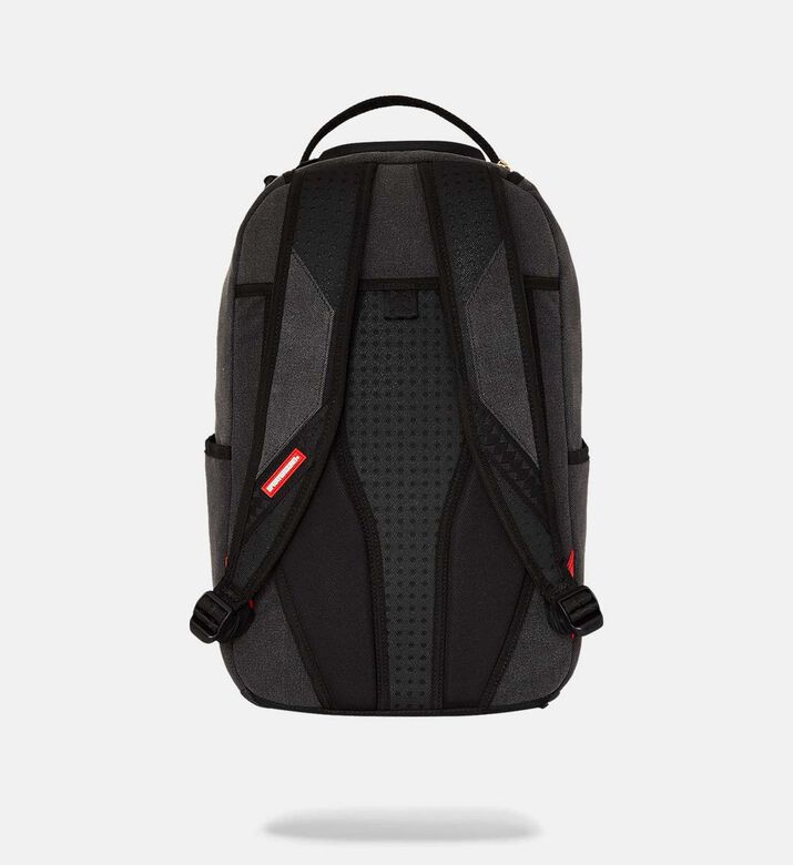 حقيبة ظهر بشكل سمكة قرش من مواد معاد تدويرها