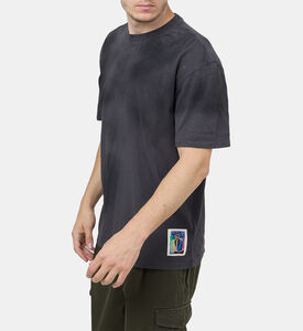 تيشيرت مصبوغ بشكل غير منتظم بنقشة فنية