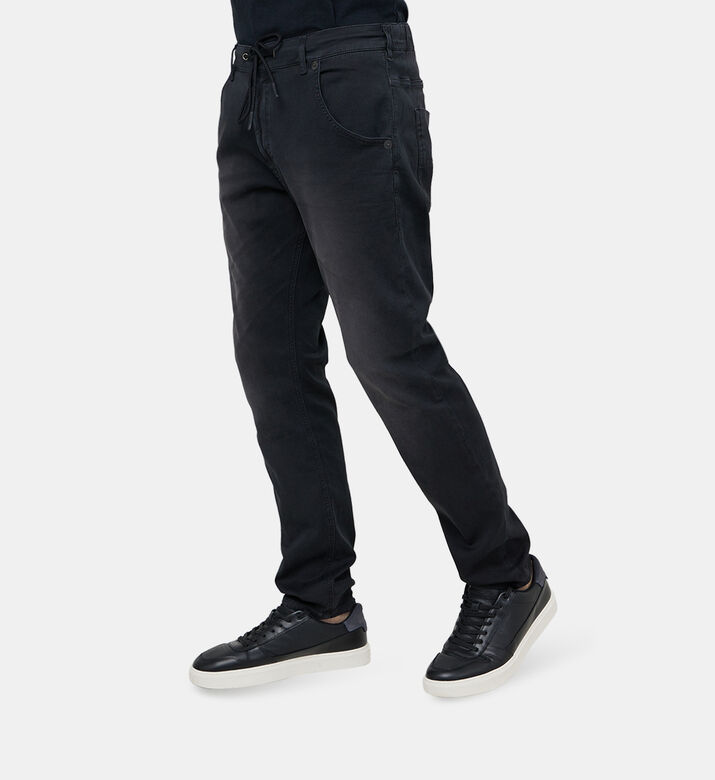 بنطال جينز برباط خصر بقصة تضيق نحو الأسفل