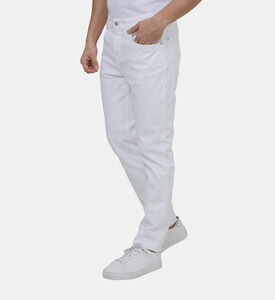 بنطال جينز بخصر متوسط وقصّة ضيقة