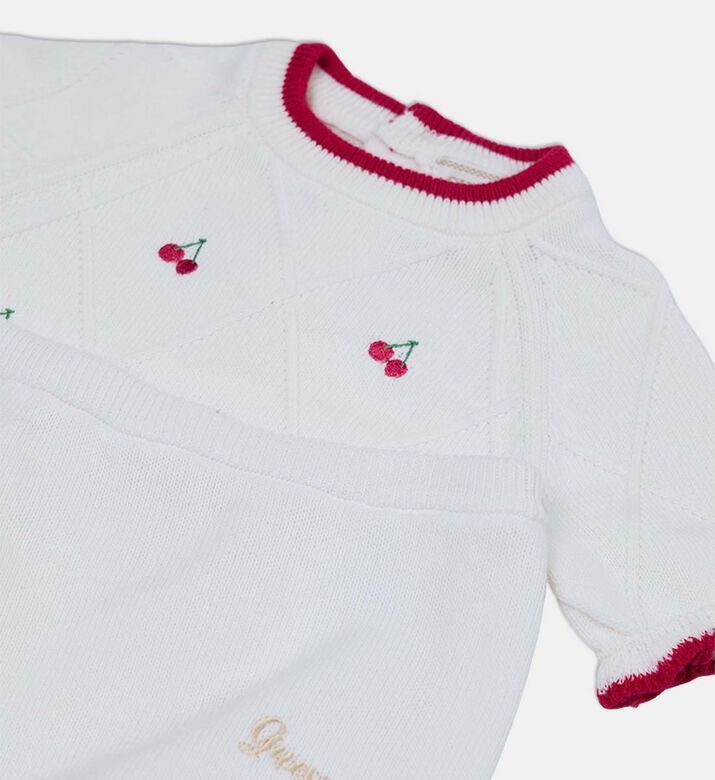 طقم بقصّة عادية بتطريز كرز طقم بقصّة عادية بتطريز كرز