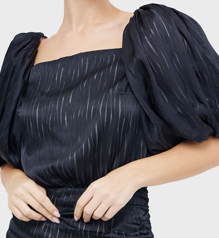 فستان قصير ببطانة شفافة