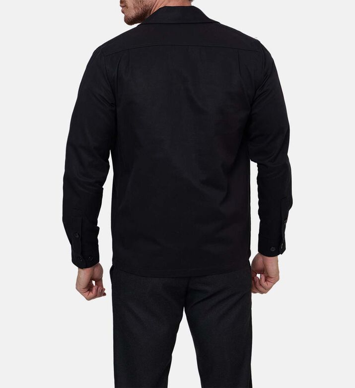 قميص بصف أزرار وجيب على الصدر