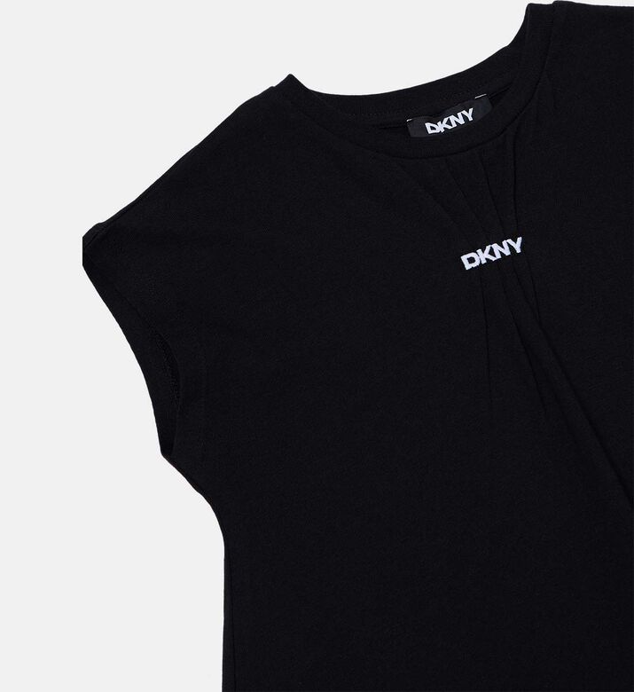 تيشيرت واسع بشعار مطرز