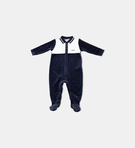 بيجامة مطرزة بشعار مزودة بأزرار كبس وأقدام مدمجة