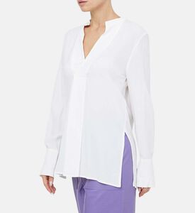 قميص بياقة على شكل حرف V وأكمام طويلة