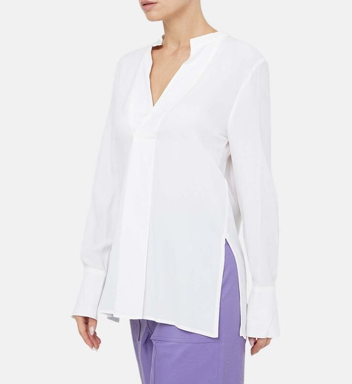 قميص بياقة على شكل حرف V وأكمام طويلة قميص بياقة على شكل حرف V وأكمام طويلة