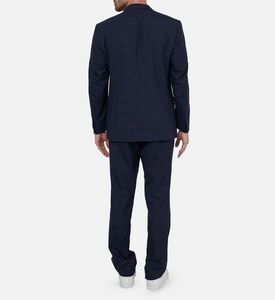 بدلة بلون أزرق داكن بجاكيت بصف أزرار واحد