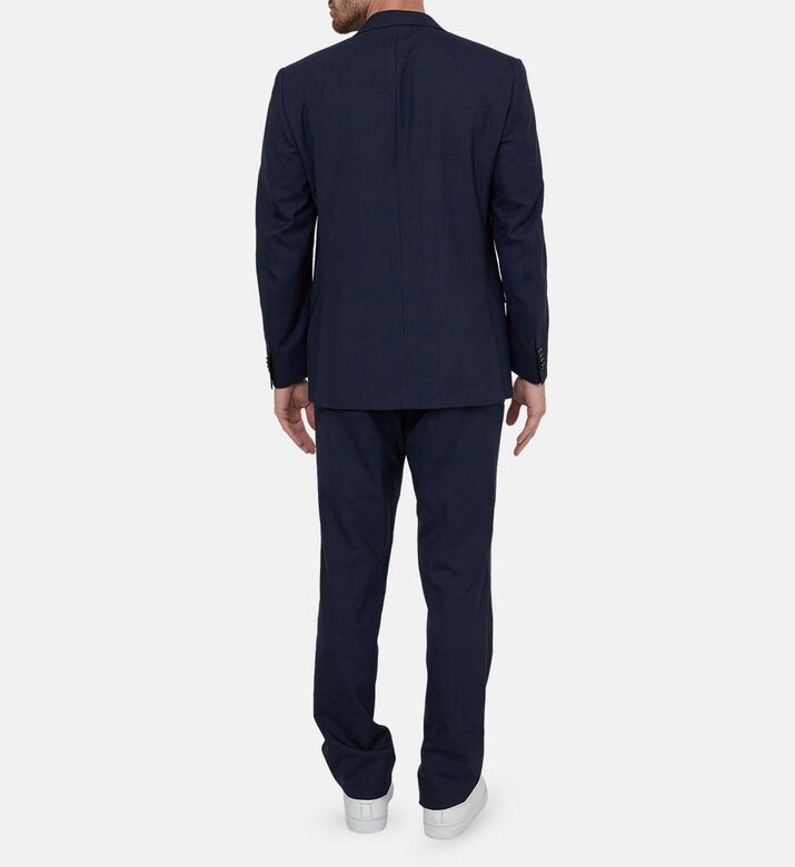 بدلة بلون أزرق داكن بجاكيت بصف أزرار واحد