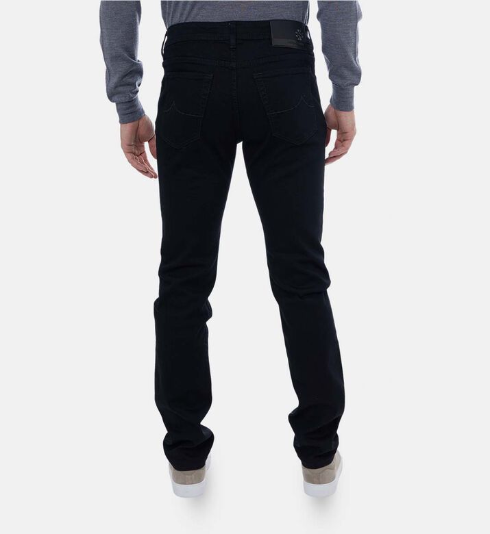 بنطال بجيوب أمامية وساق مستقيمة