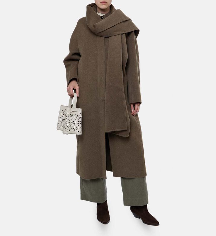 Soeur Coat Finn, Model View
