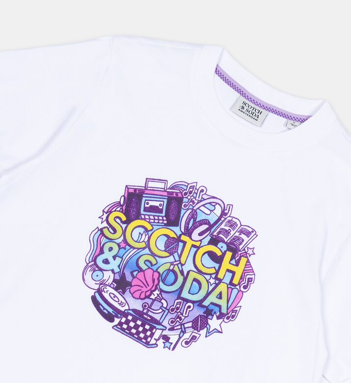 تي شيرت بتصميم مريح وشعار العمل الفني