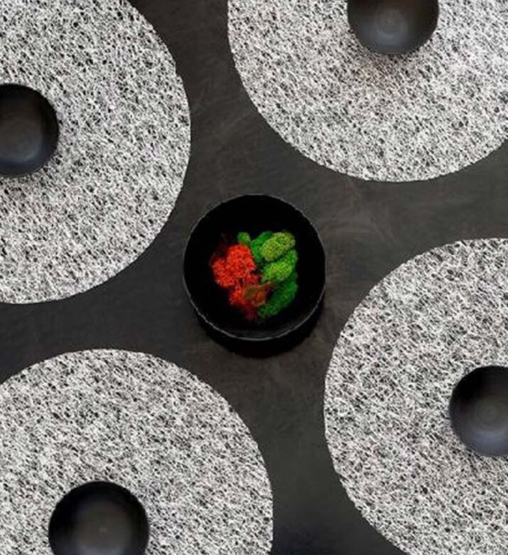 مفرش طبق دائري بتفاصيل دانتيل مفرش طبق دائري بتفاصيل دانتيل