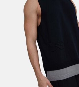 تيشيرت بدون أكمام بقصّة ضيقة وطبعة شعار